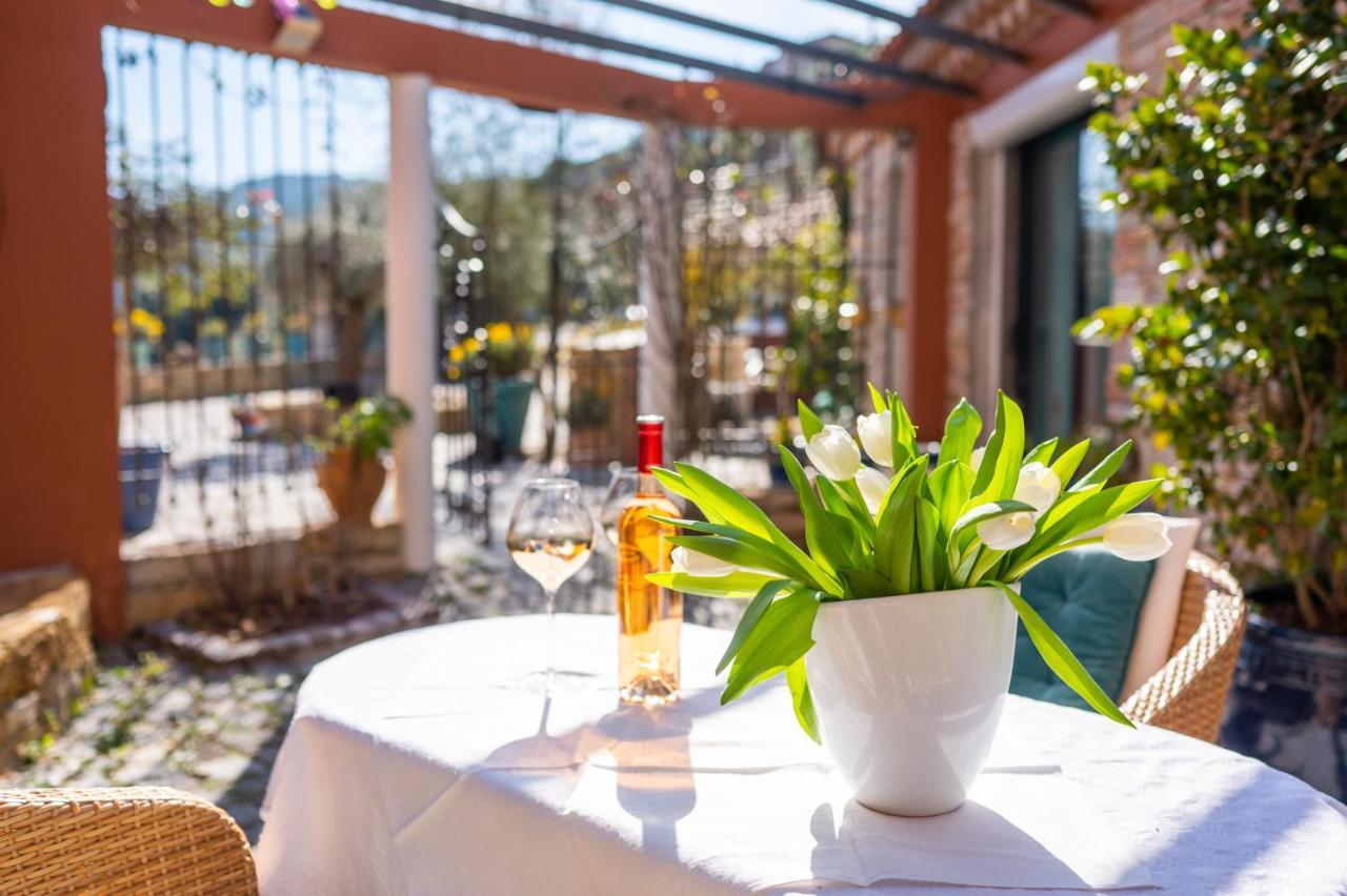 Le Camélia: Charming With Pool In Tranquil Estate *