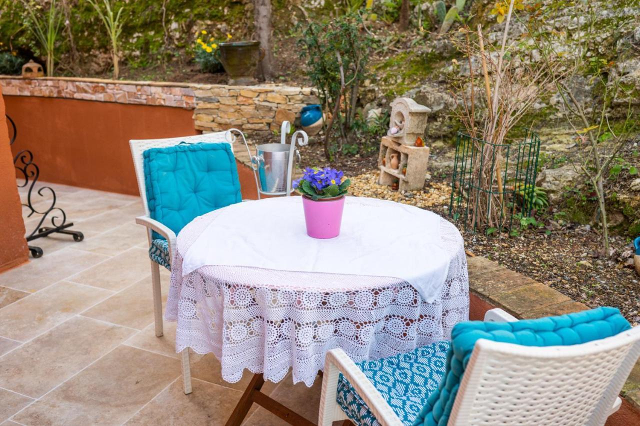 Le Camélia: Charming With Pool In Tranquil Estate